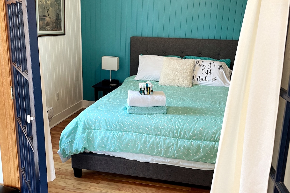 Looking into the main bedroom 