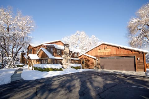 5 BR(sleeps 16) Luxury Cabin-Prime location-Hottub