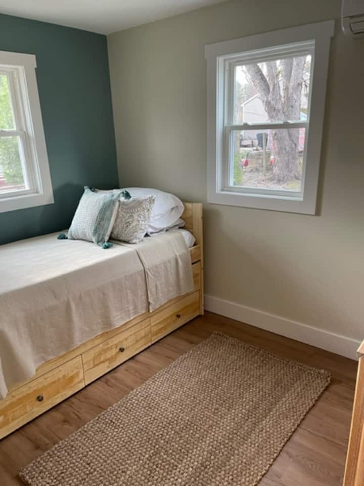 غرفة نوم ثانية مع خزانة وخزانة ملابس ونوم لشخصين.  يحتوي السرير المزدوج على مسند قابل للسحب، مع بياضات.