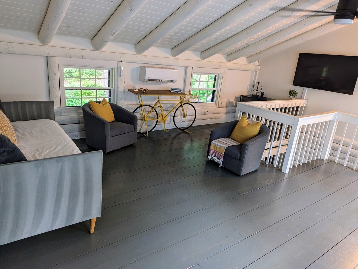 Open 'loft' area with desk, TV, and twin daybed!