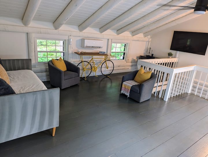 Open 'loft' area with desk, TV, and twin daybed!