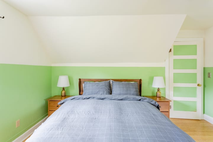Master bedroom. Vitanda vyote ni ukubwa wa malkia na magodoro ya povu / coil.