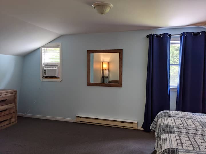 Dhoma e gjumit # 2 ka një pasqyrë, 6 sirtar, kondicioner dritaresh, perde errësuese të dhomës dhe karrige të rehatshme dhe një llambë dyshemeje 