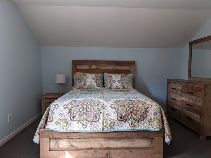 Dhoma e gjumit # 1 - ka një krevat dopio "queen" dhe një krevat marinari