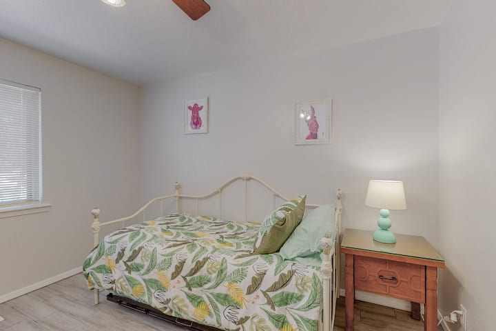 3 - то легло/ 2 близнака или превърнати в 1 голямо двойно легло.