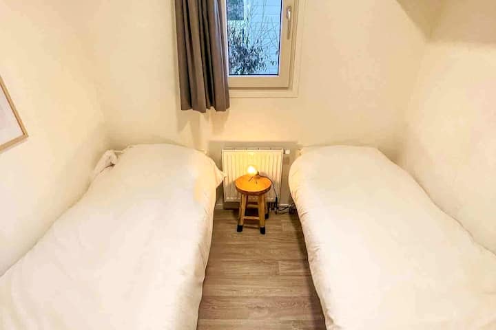 Spavaća soba s 2 odvojena kreveta.