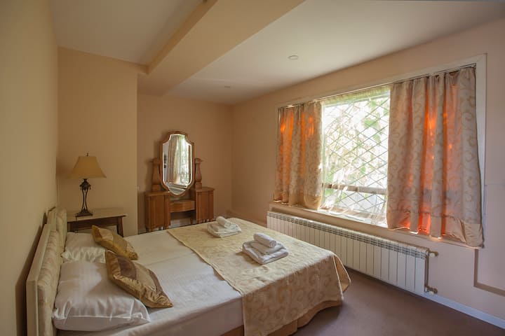 第4间客房（ 3楼）
加大双人床 