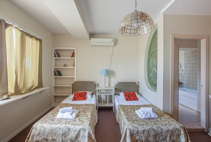 第2间客房（ 2楼）
两张单人床