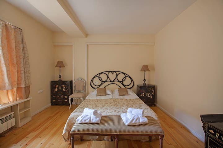 第1间客房（ 2楼）
加大号双人床+沙发