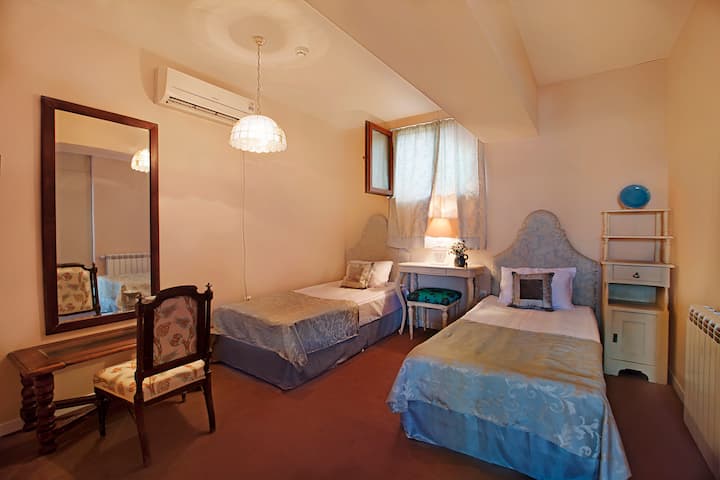 第3间客房（ 3楼）
两张单人床