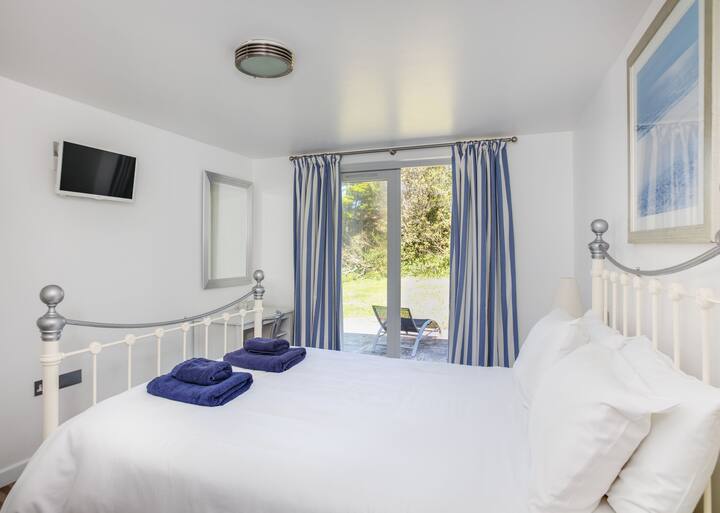 Double bedroom with king size bed & double doors into the garden