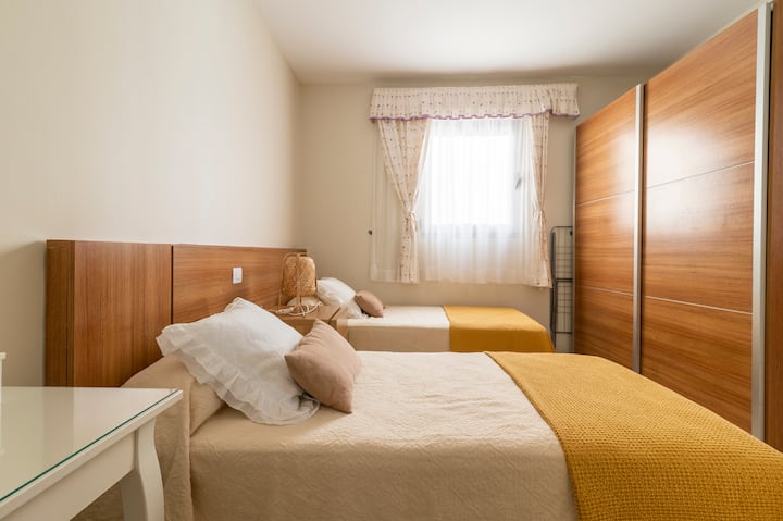 חדר שינה 2 עם שתי מיטות בגודל 90x2