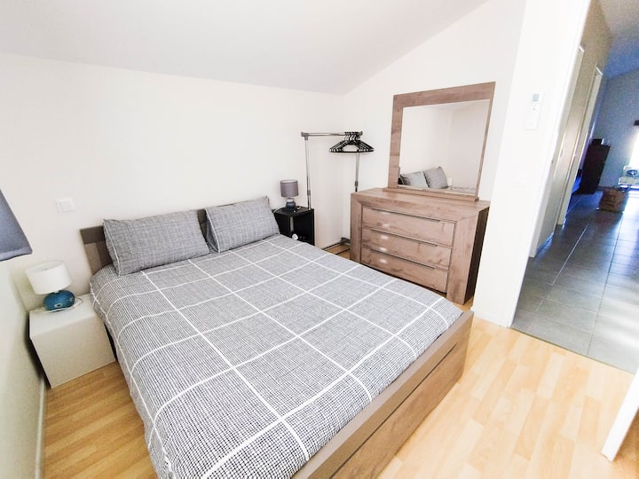 2号卧室配有空调+移动衣柜+带镜子的大梳妆台