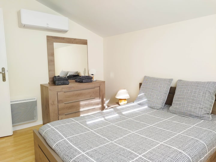 1号卧室配有空调+移动衣柜+带镜子的大梳妆台