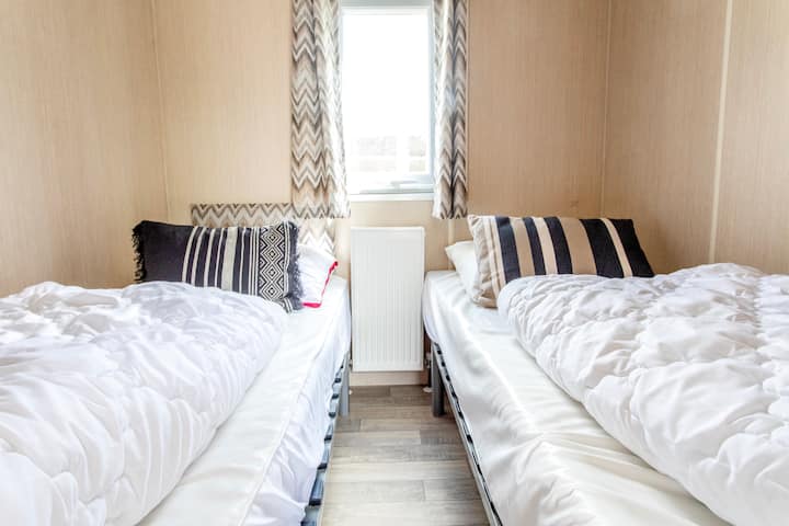 Втора спална соба со два единечни кревета со две единечни навлаки