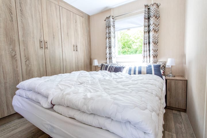 Главната спална соба има кревет за 2 лица ( 200x 160) и има две единечни навлаки. Има доволно простор во плакарот.