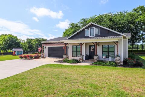 Insta-worthy Farm House Minutes to Ag Center