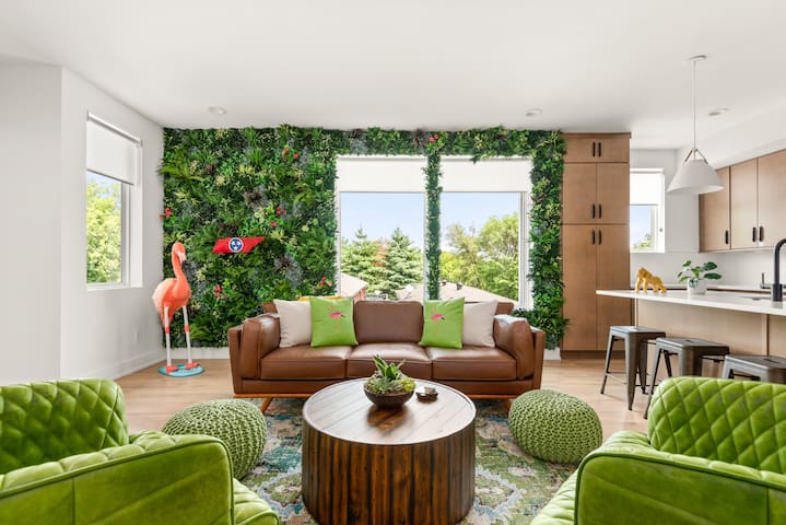 Elegant Design | Majestic City Views | Downtown! gallery image 2