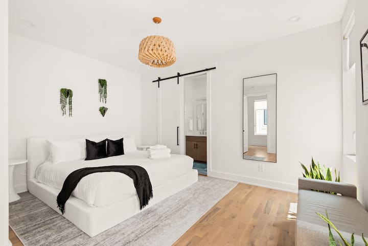 「Teddy和他的兄弟是很棒的房东！ 这套3层楼的公寓看起来像是我们第一个走进房子的人，非常干净。 他们马上回复了我的消息……」

- 2021年9月， Elyse