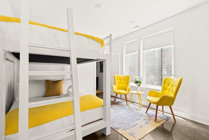 「如果您与大型团体一起前往纳什维尔，这是您唯一应该考虑的爱彼迎房源。 Teddy是一位超越房东，与11位朋友一起度过难忘的30岁生日！ "

-切尔西， 2021年10月