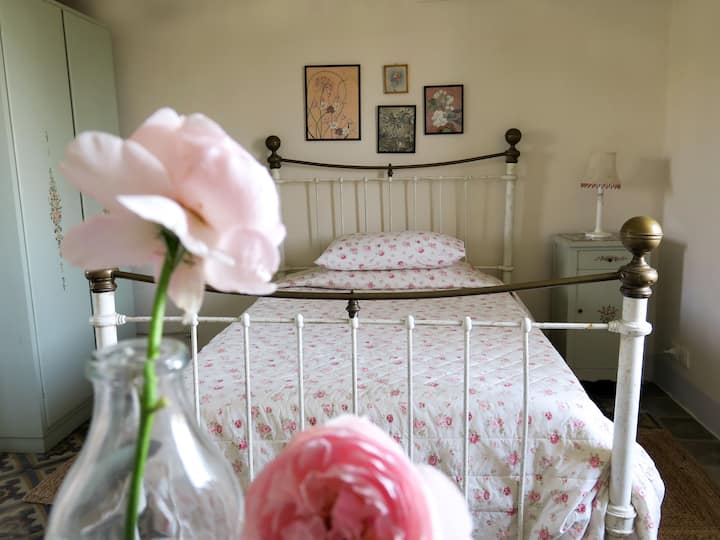 Dhomë trëndafili me dopio franceze, pamje nga oborri dhe kodrat përtej