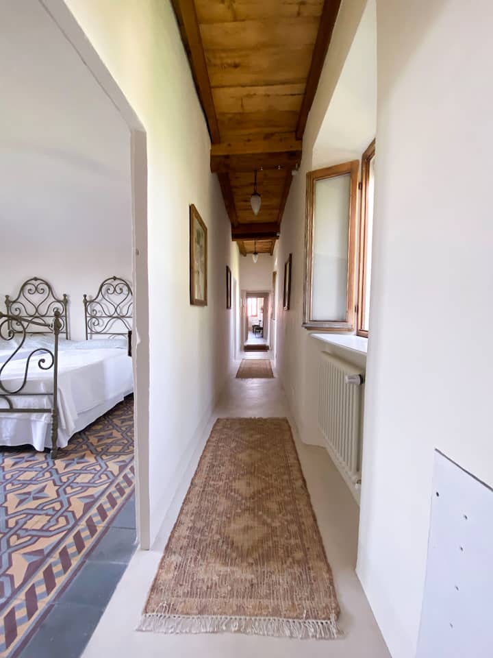 Korridori lart me dy shkallë hyrëse. E gjithë zona e fjetjes mund të bllokohet natën nëse dëshiron. 