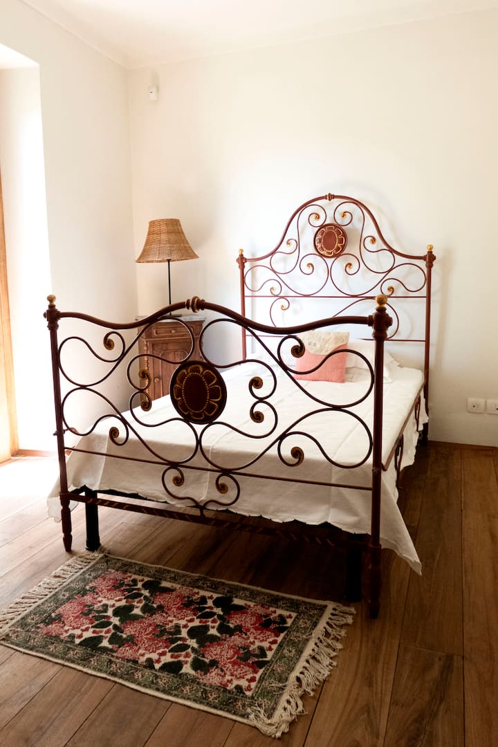 Apartament peony (krevat dopio francez) që ndodhet në katin e poshtëm me banjë, gardërobë dhe ambient të veçantë për t 'u ulur.  Hyrje në ballkon privat.