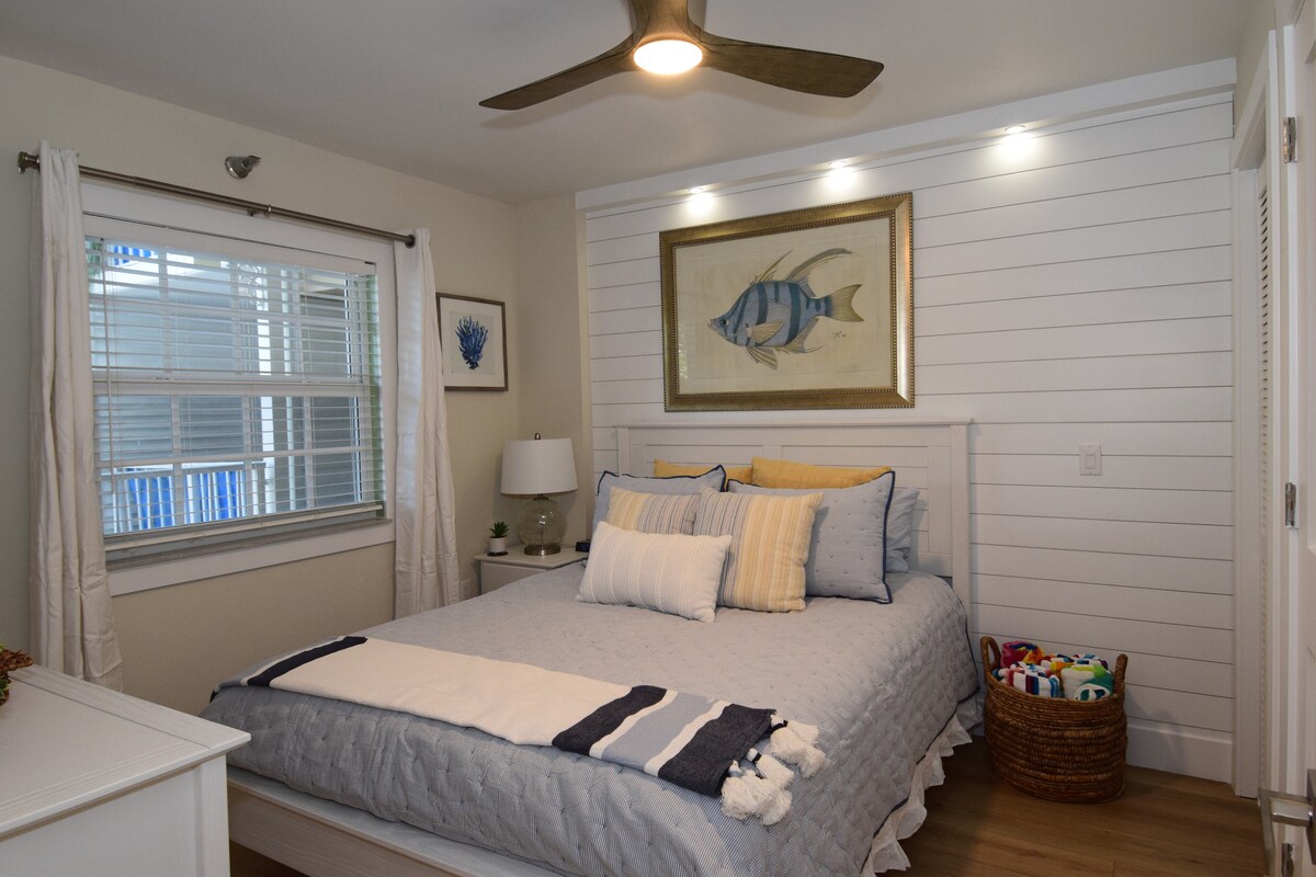 Плюшеният матрак на двойното легло ви осигурява всичко останало, от което се нуждаете след вълнуващ ден на разглеждане на Кий Ларго.