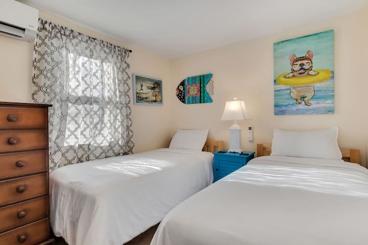 Chumba cha kulala cha ghorofa ya kwanza na vitanda viwili pacha.