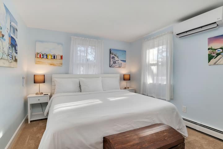 Chumba cha kulala cha ghorofa ya kwanza kilicho na kitanda na televisheni ya kifalme.