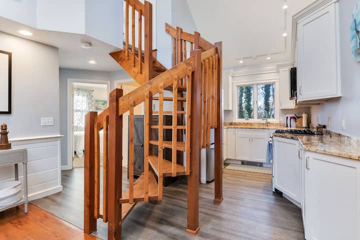 Ngazi zinazoelekea kwenye chumba cha kulala chenye roshani na eneo la kazi-kutoka nyumbani