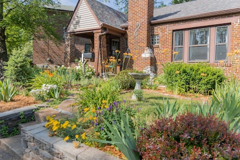 Charming Cottage Near Forest Park in Quiet Area