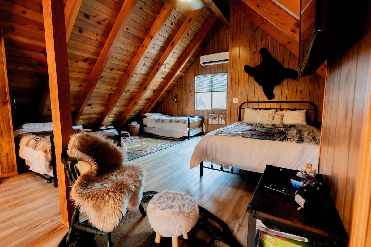 2张单人床和1张标准双人床。 