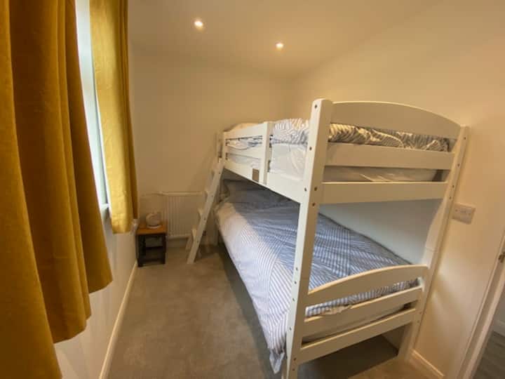 Dhoma e gjumit 4 - Krevate marinarë (në aneks dhe kjo arrihet përmes dhomës së gjumit 3).