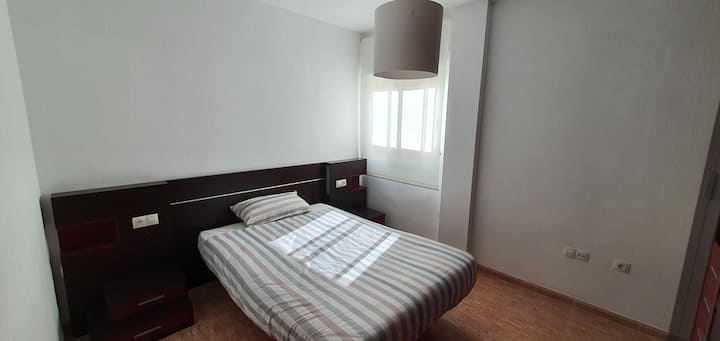 Dormitorio principal con cama de 135. Con ventana al patio comunitario. Tiene un armario grande, de pared a pared. También tiene una TV.