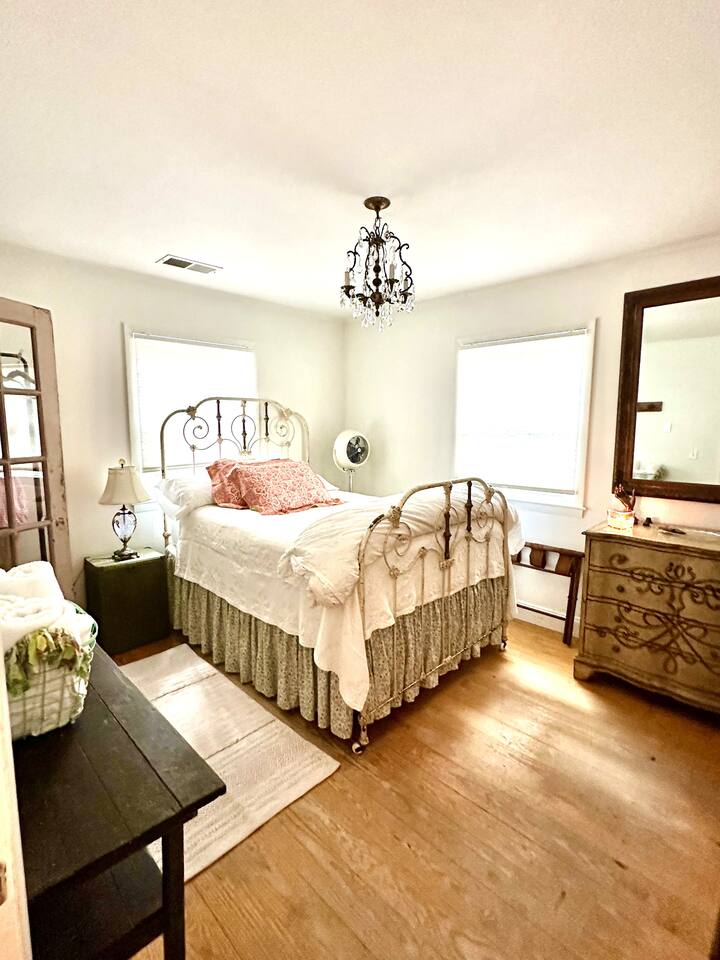 Glavna spavaća soba s bračnim krevetom i WC-om.