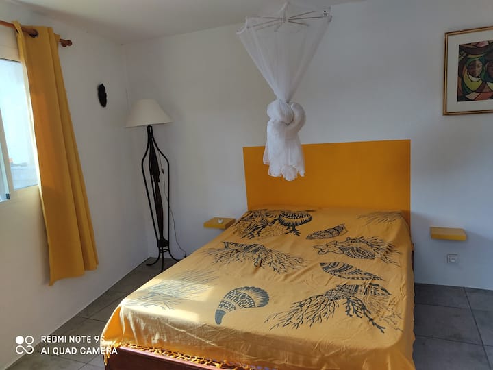 غرفة نوم كبيرة بسرير مزدوج (140 × 200) مجهزة بناموسية.