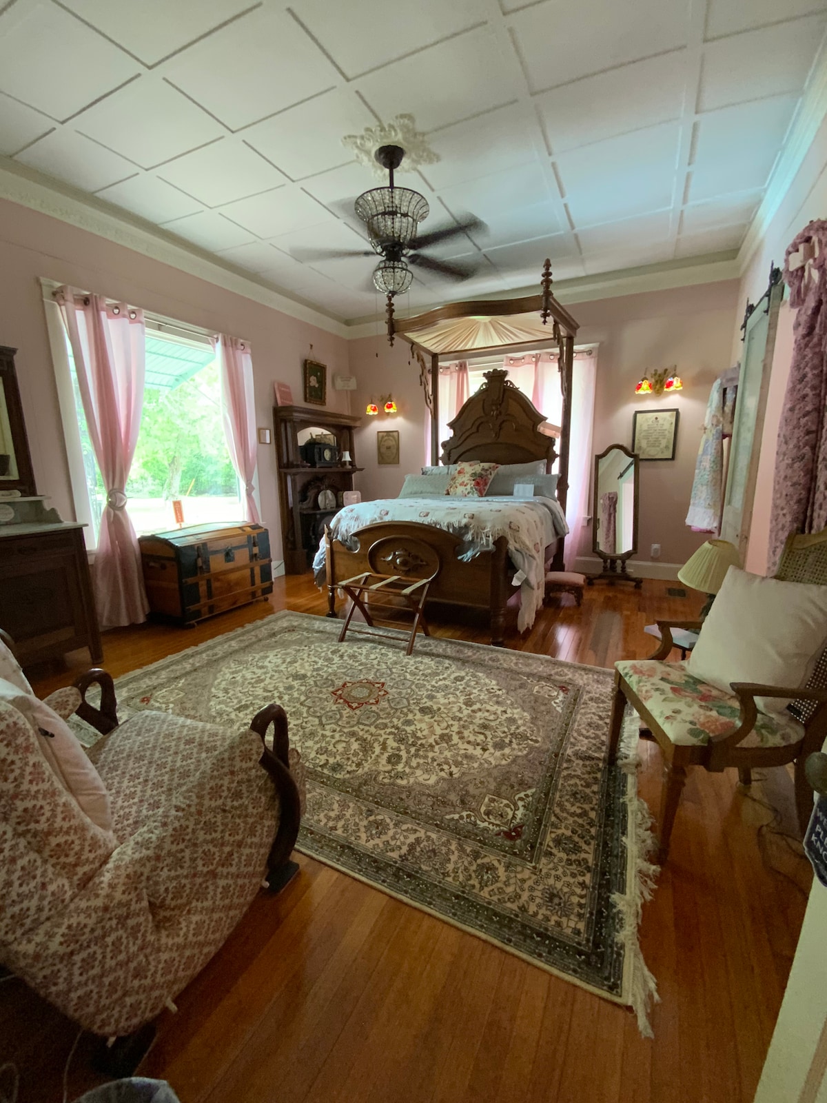 Розовата стая, на долния етаж, има двойно легло и изглед към басейна, тази стая е със самостоятелен санитарен възел, със самостоятелна баня.