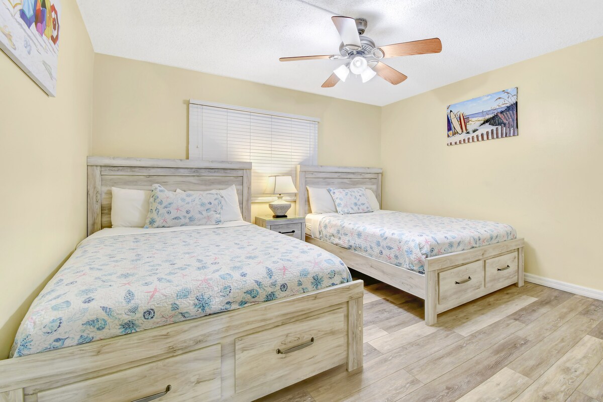 3BR Dos camas Queen Coastal en el segundo dormitorio con cajones de almacenamiento.  