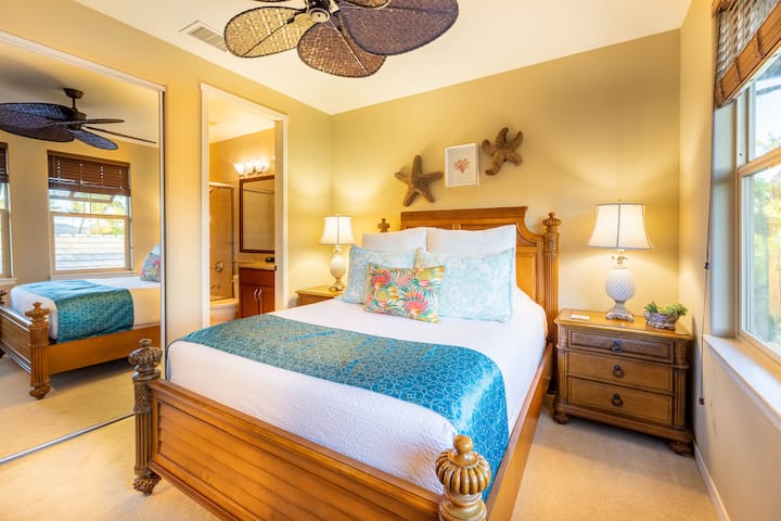 Boven slaapkamer met een queensize bed.