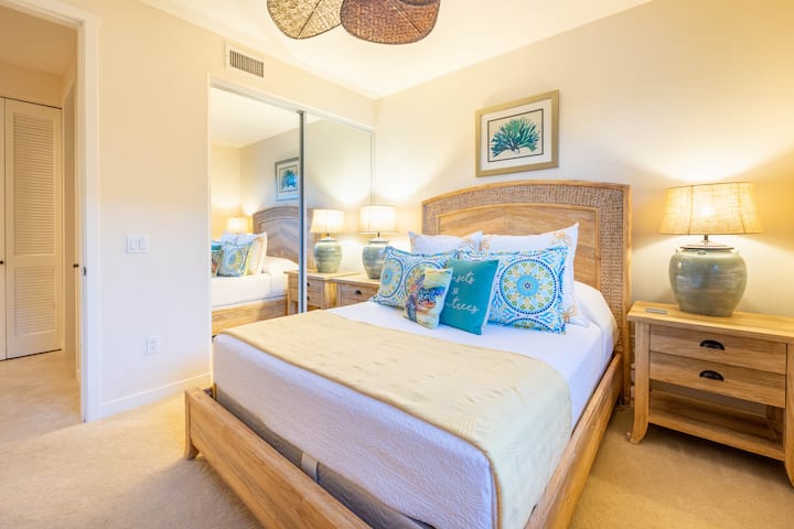 Beneden kamer met een queensize bed.