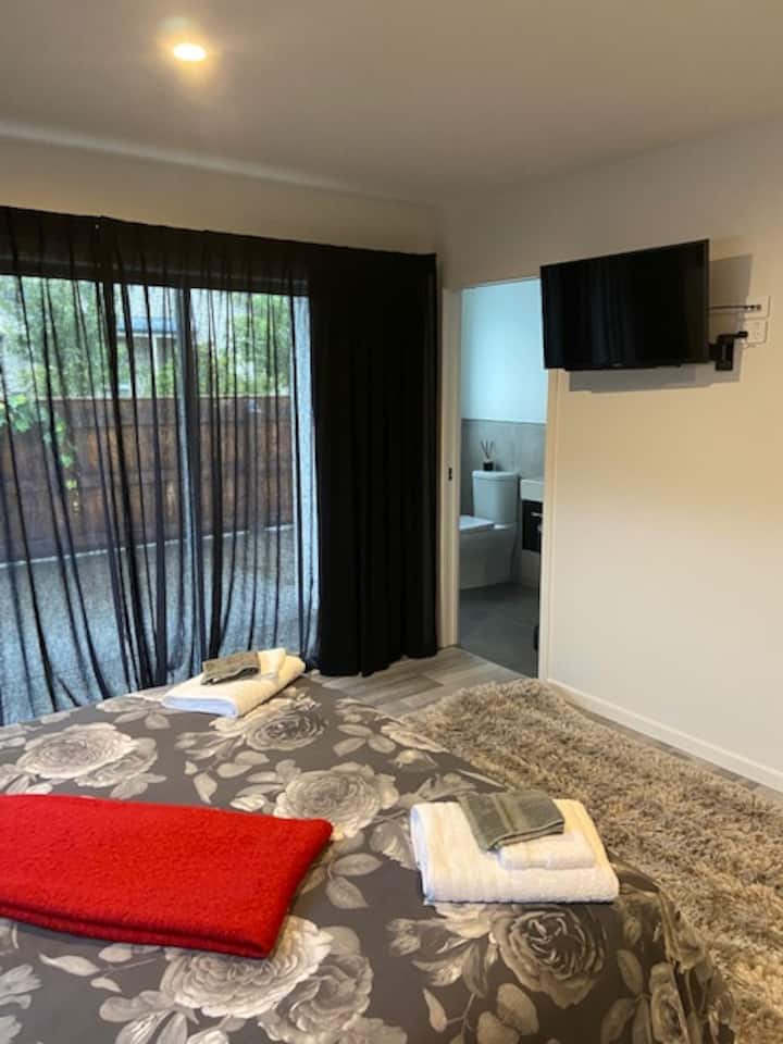 "Cosy Studio on Prendiville Lane"