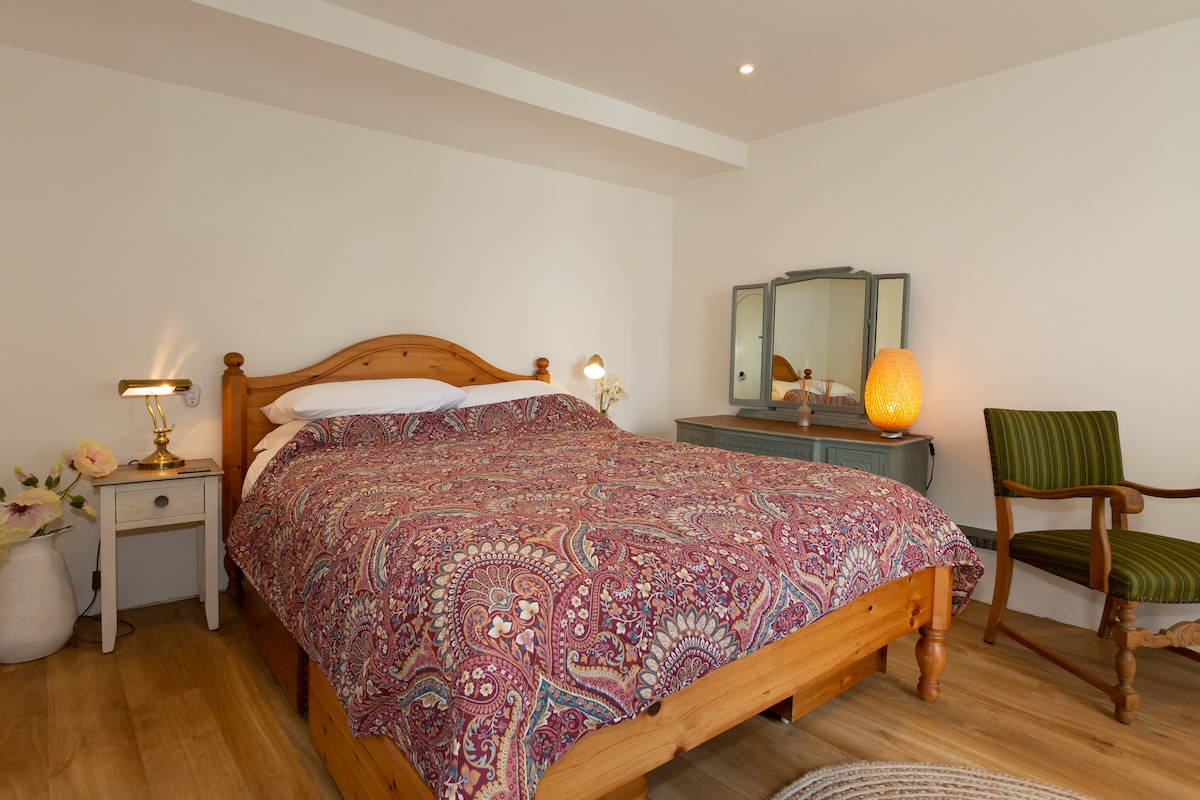 غرفة نوم ملحقة بسرير بمقاس كبير