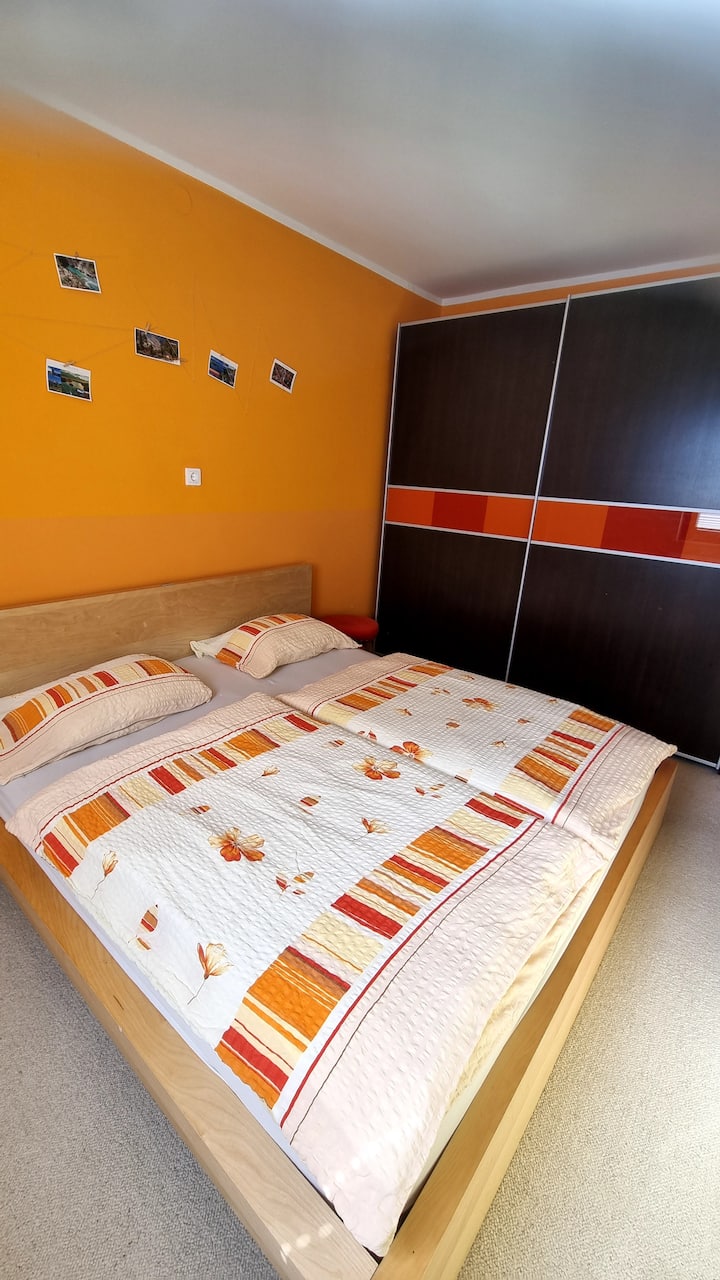 Dhomë gjumi ... krevat dopio 180×200cm  ... shtroja krevati  dhe perde të errëta të përfshira 