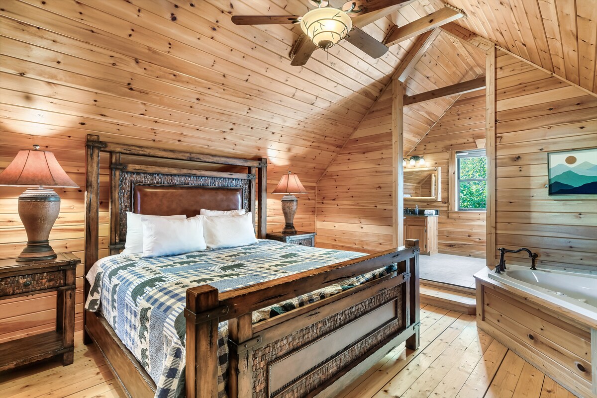 Slaapkamer boven, met kingsize bed, bubbelbad en aangrenzende badkamer.