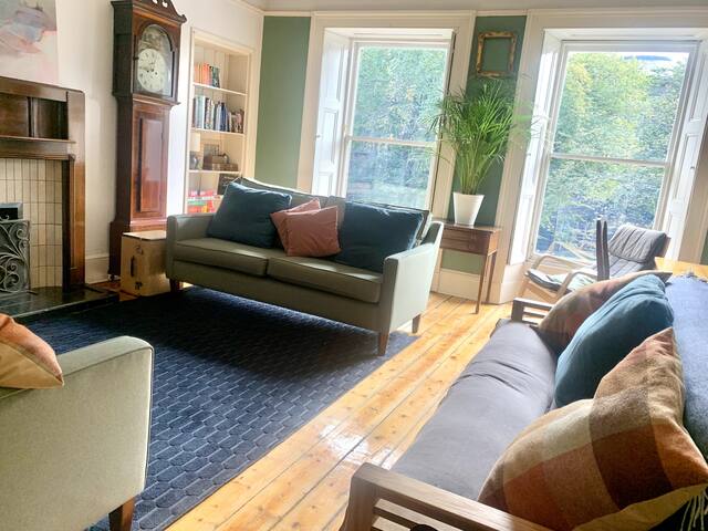 Gateway to the Meadows, Spacious Old Town Flat