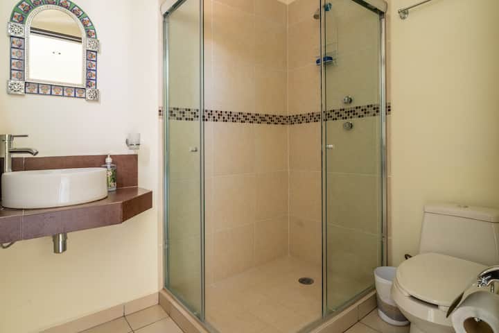 Salle de bain de la chambre principale avec sèche-cheveux 