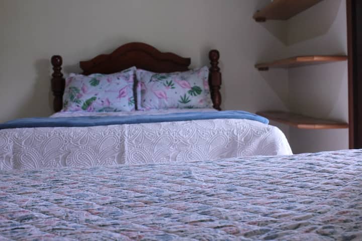 Спална соба 1 имаме  2 двојни кревети  се крал големина . Двете удобни кревети