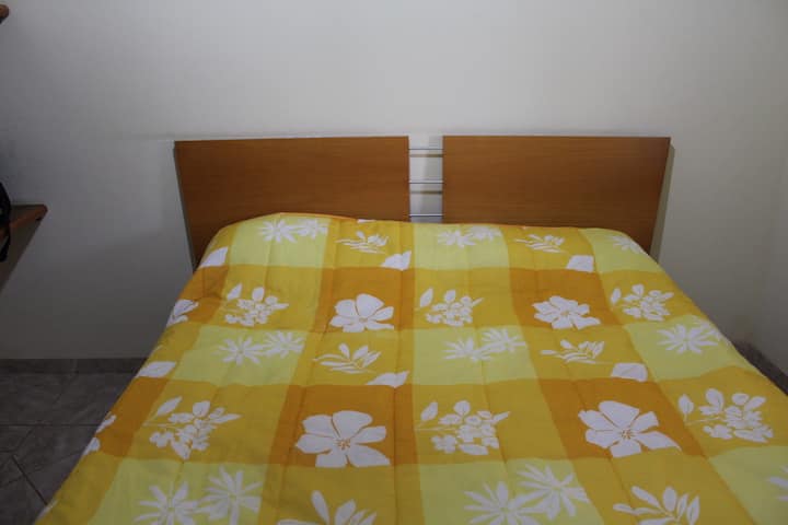 Спална соба 3 - двоен брачен кревет (широк 150-179 см) проветрена и пространа спална соба, исто така има полици 