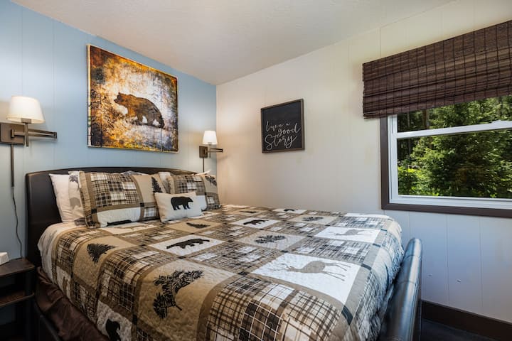 左侧卧室-也很舒适的标准双人床。